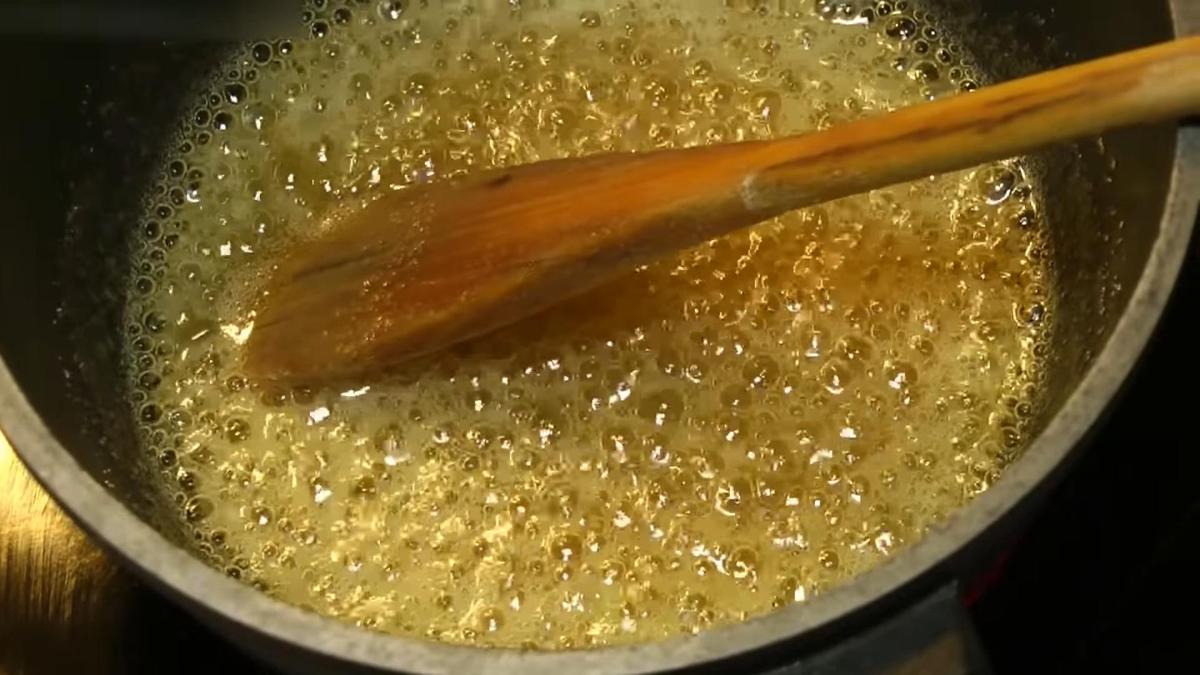 Приготовление медовой заливки в сотейнике