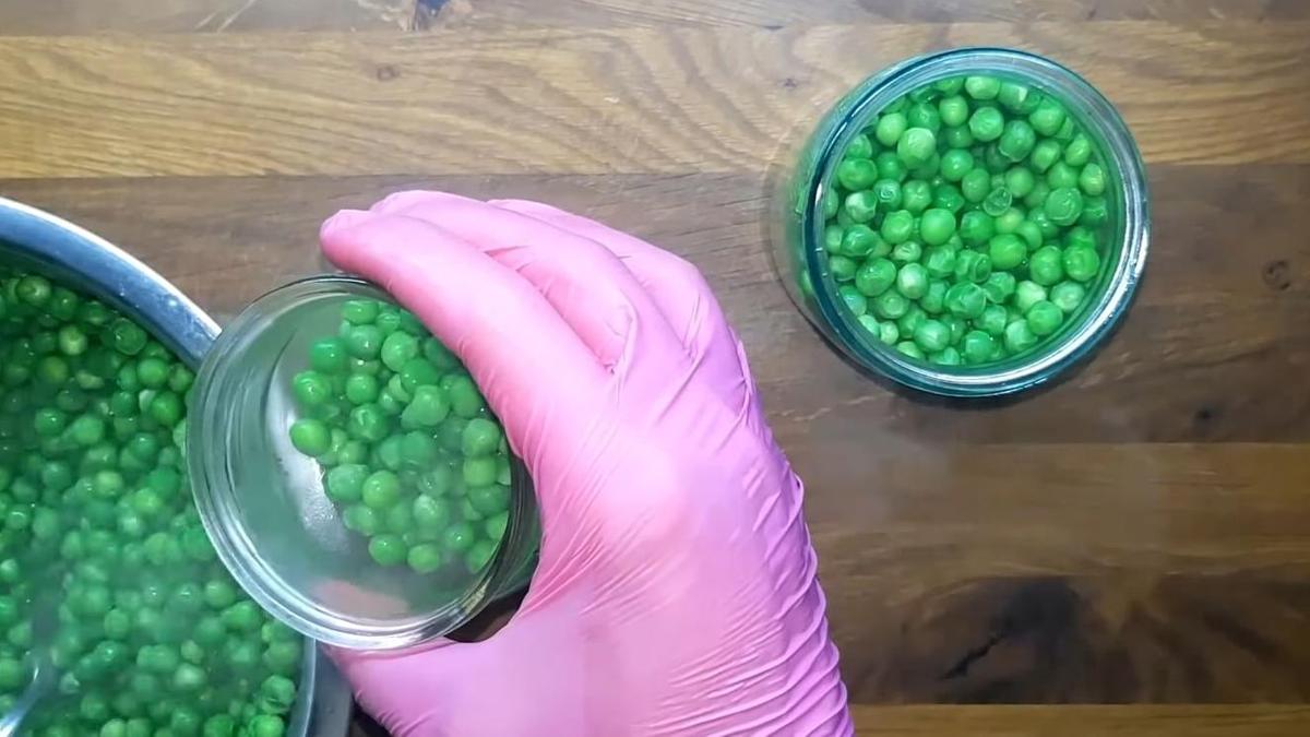 Заполнение банок зеленым горошком