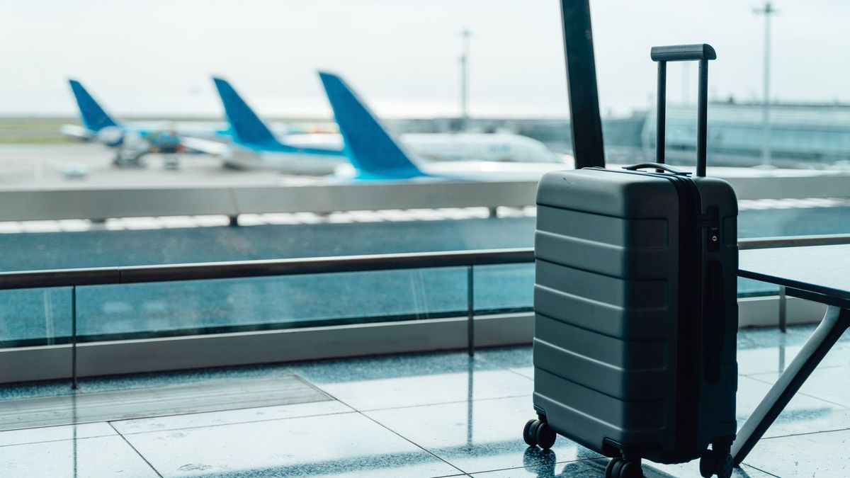 Чемодан в аэропорту