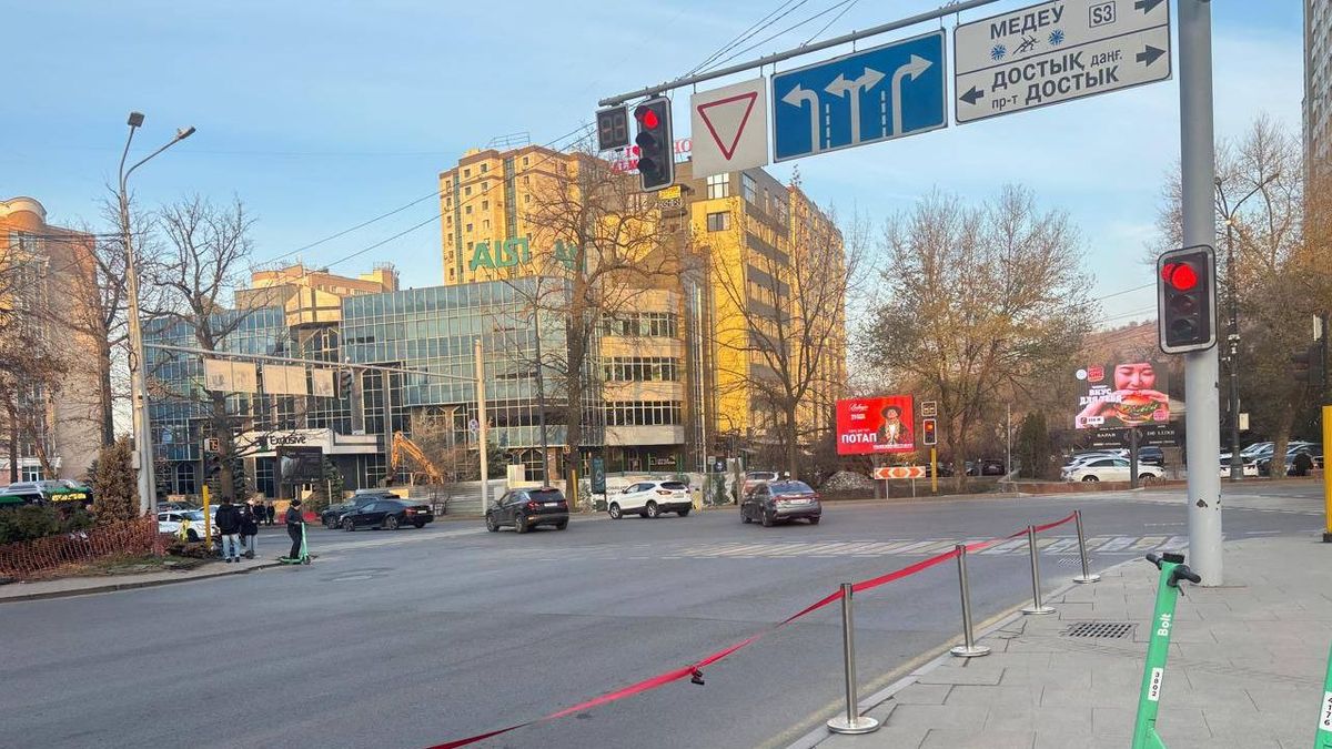 Перекресток проспекта Достык и улицы Жолдасбекова