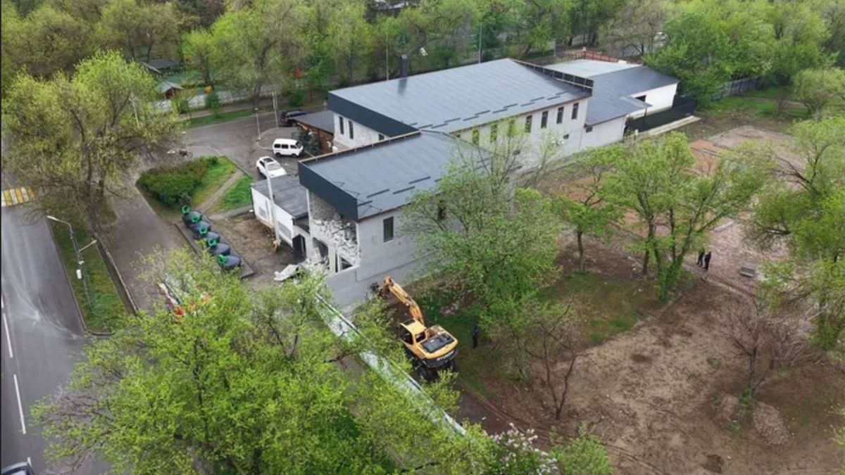 Кафеге заңсыз салынған нысанды сүру