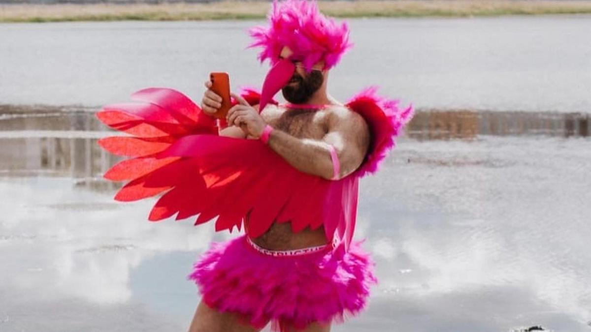 Розовый фламинго: скандальный блогер устроил перформанс в поддержку Малого Талдыколя 