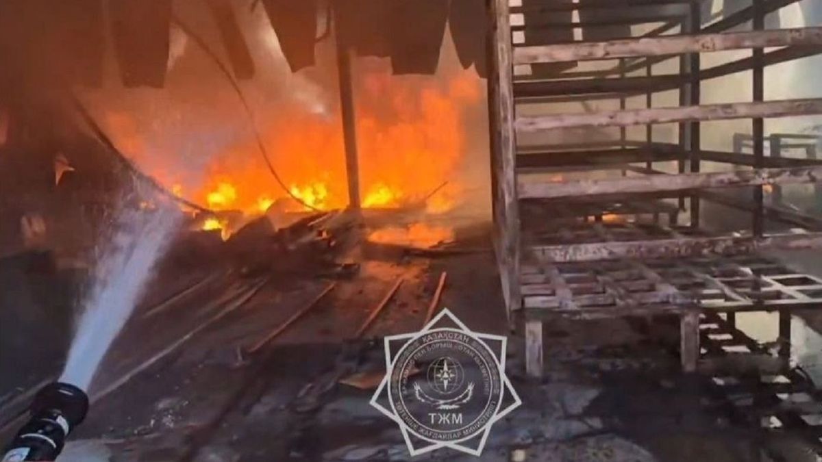 Цех по производству пластика загорелся в Шымкенте