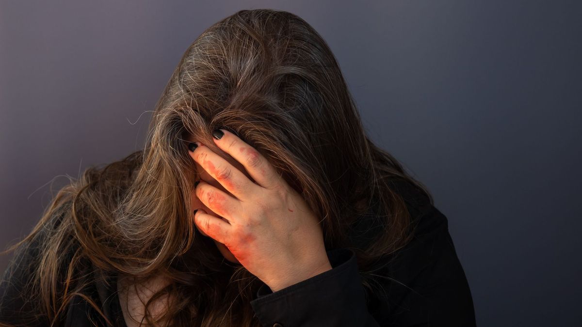 Женщина закрыла лицо руками