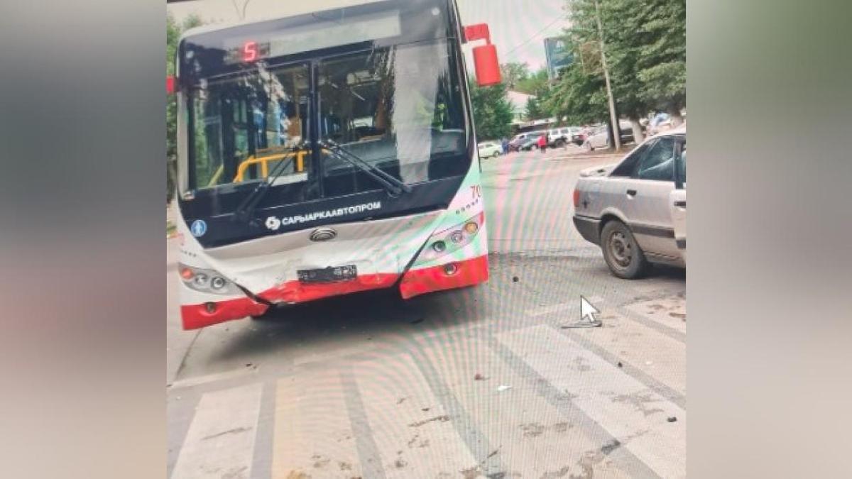 Автобус и легковое авто столкнулись в Кокшетау Автобус и легковое авто столкнулись в Кокшетау