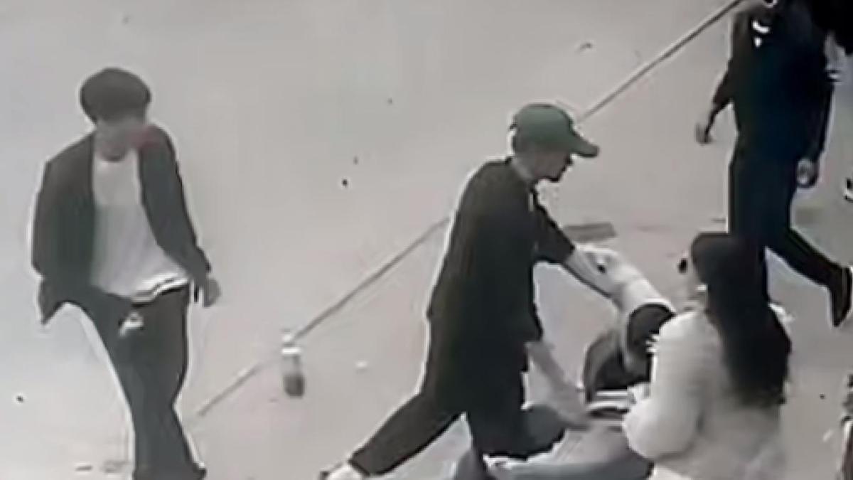 Молодой человек ударил другого парня