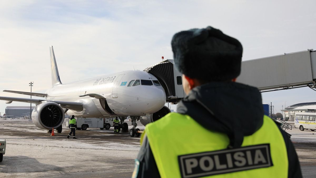 Представитель ДП на транспорте около самолета