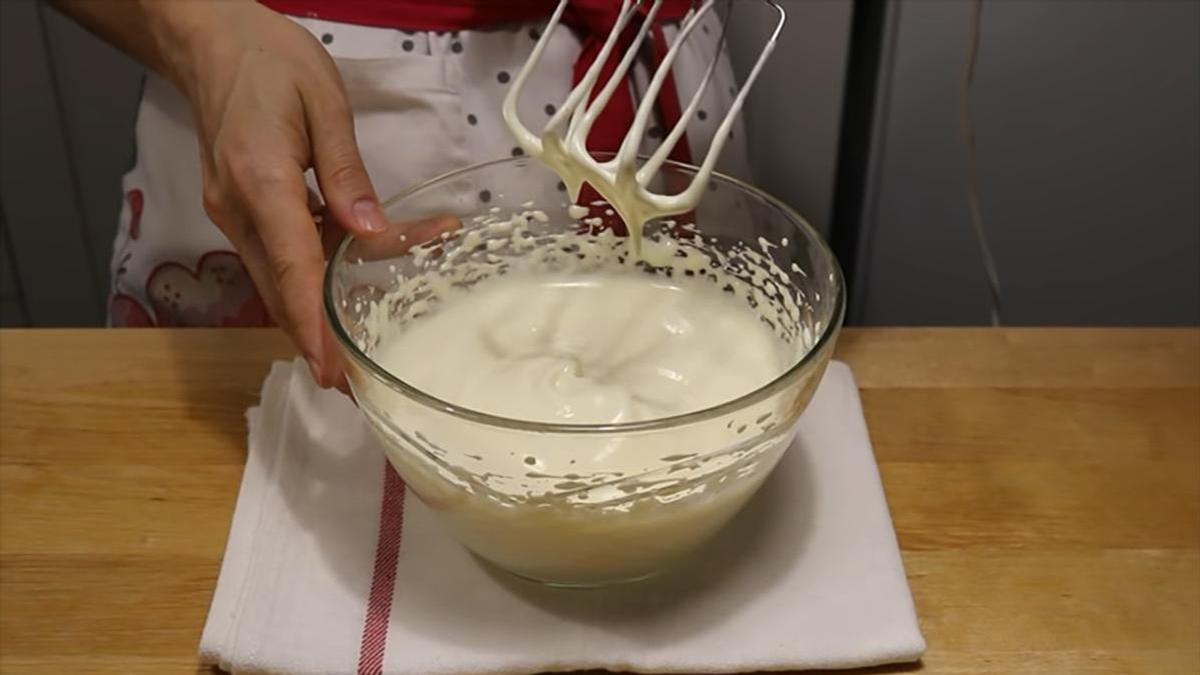 Взбитые белки в миске