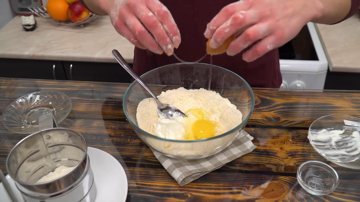 В миску с тестом разбивают куриное яйцо