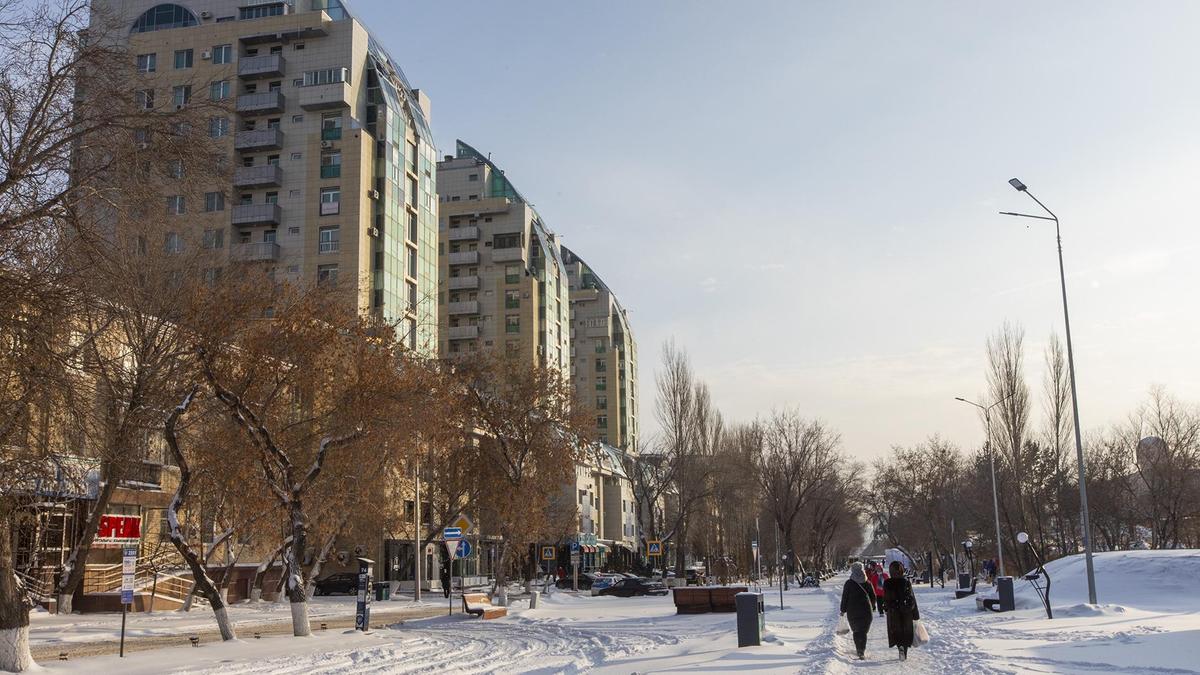Люди идут по заснеженной улице Люди идут по заснеженной улице