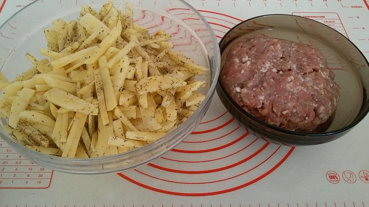 Приправленные фарш и картофель