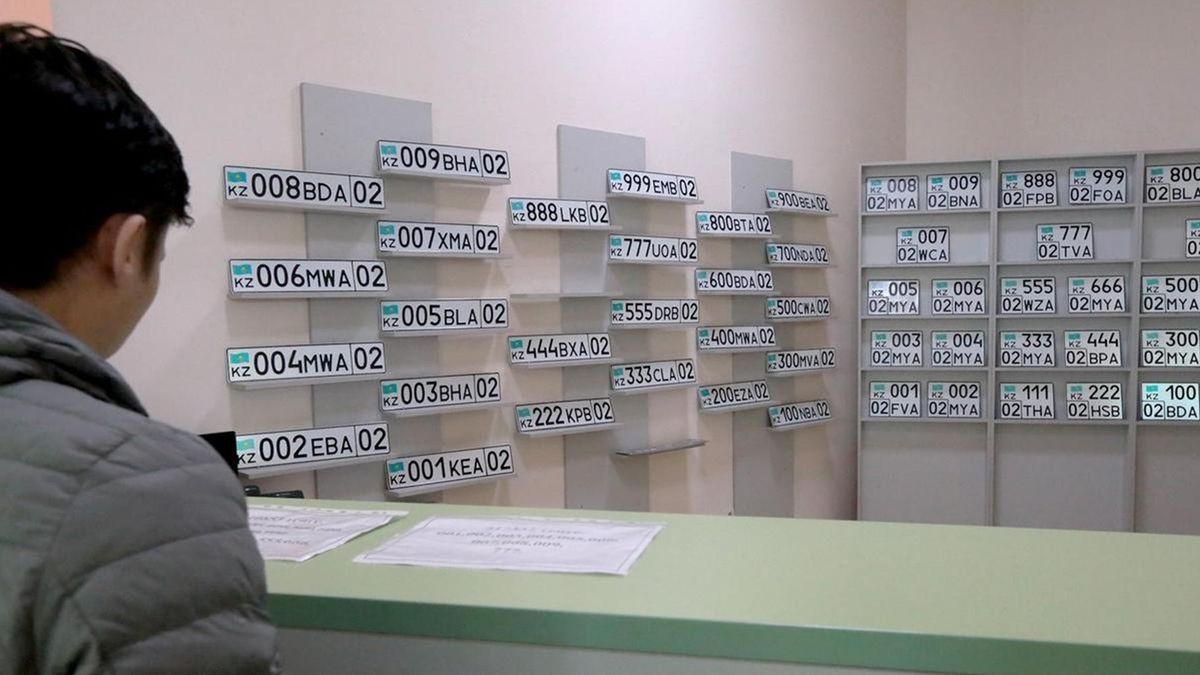 Мемлекеттік тіркеу нөмірін таңдап жатқан тұрғын