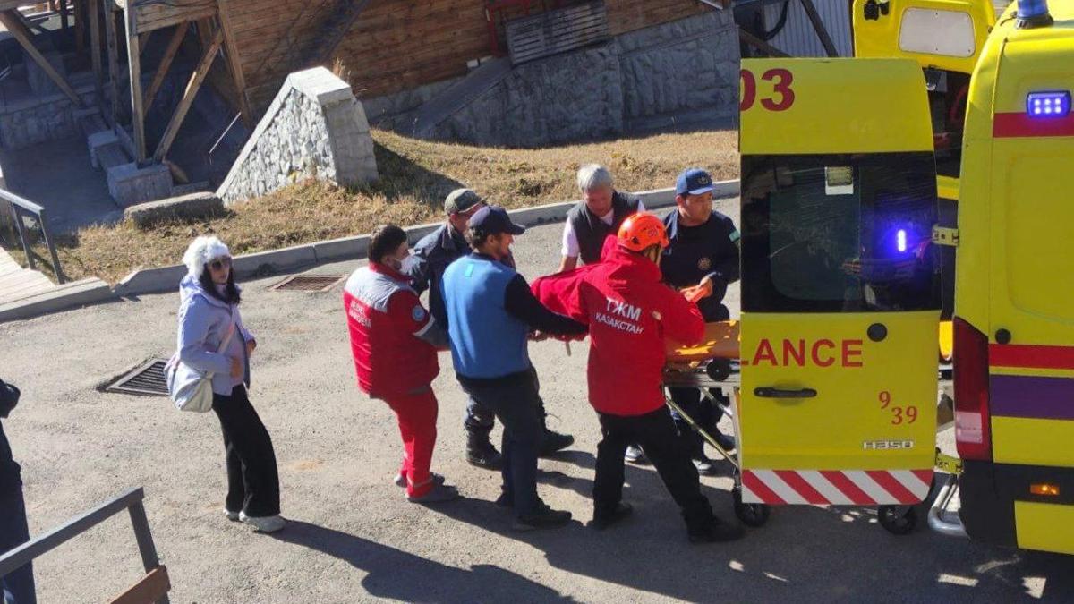 Спасатели переносят пострадавшую