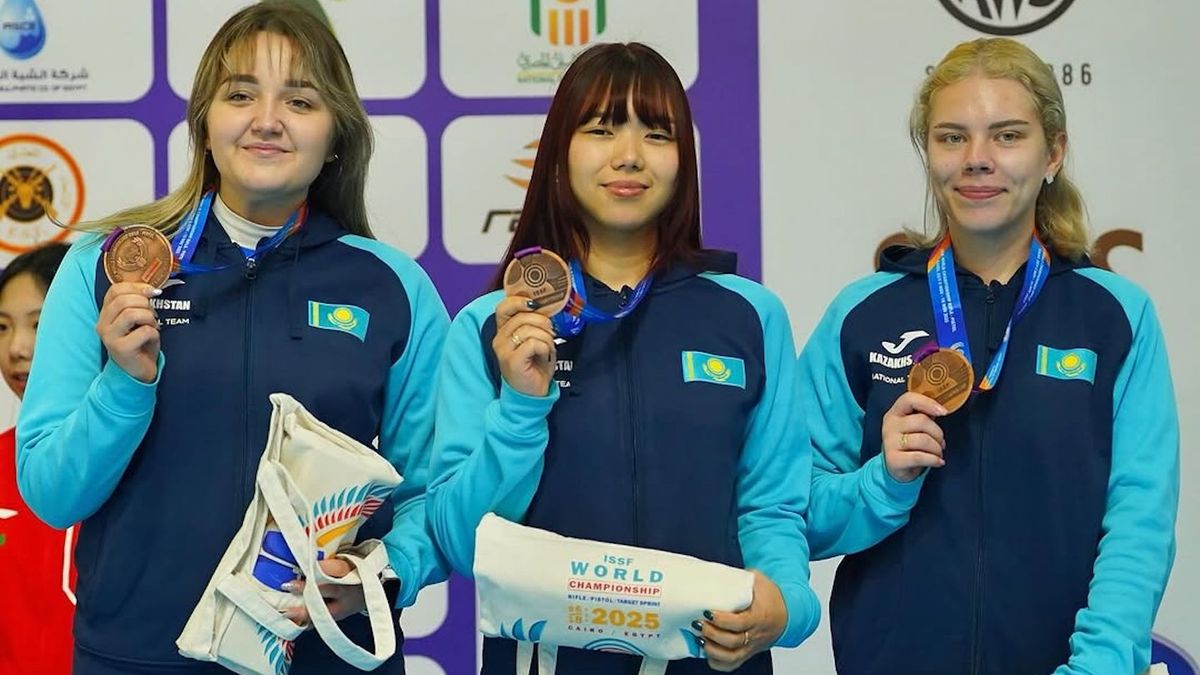 Казахстанские стрелки Елизавета Безрукова, Александра Ле и Арина Малиновская (слева направо)