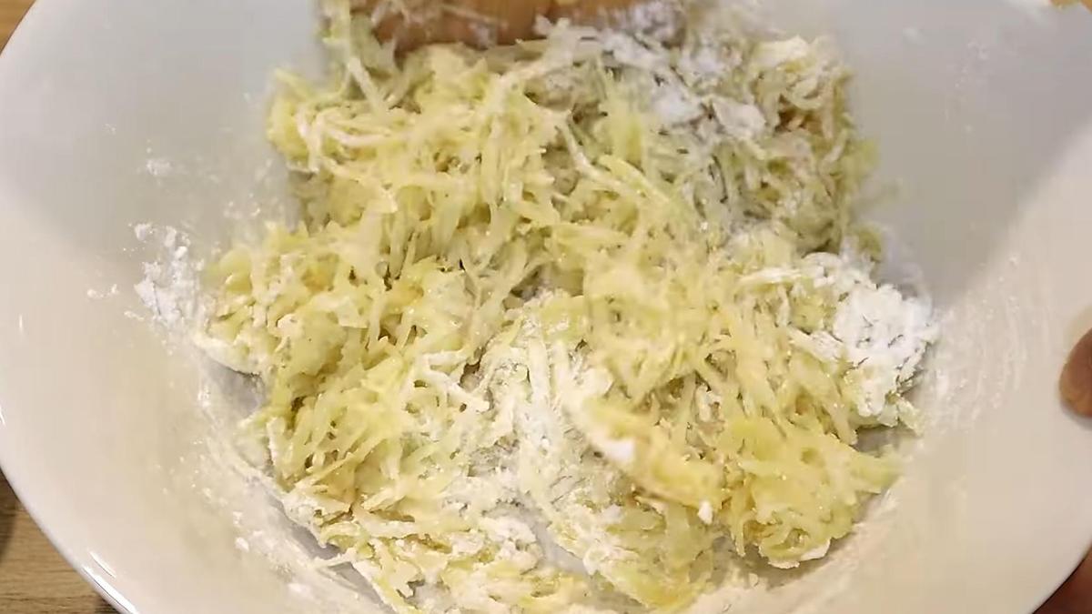 В миске тертый картофель и крахмал