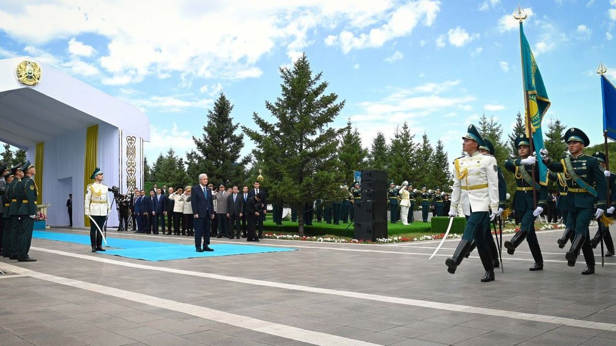 Церемония поднятия государственного флага