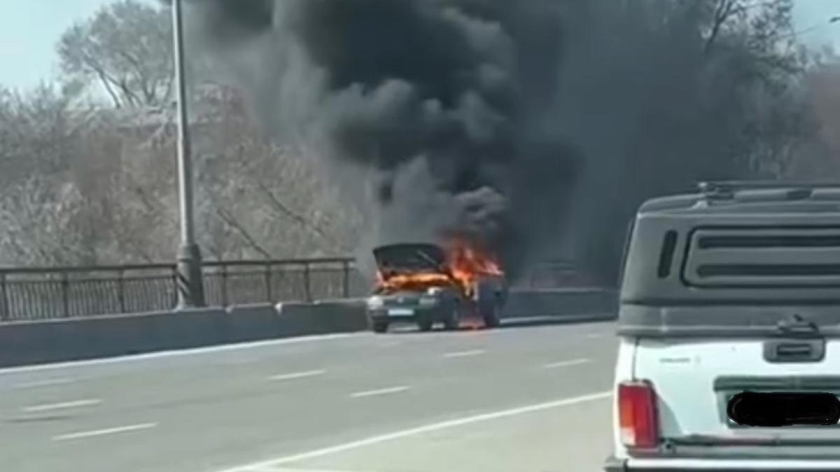 Горит автомобиль Горит автомобиль