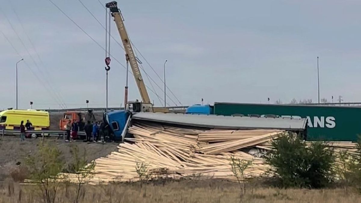 Грузовик перевернулся под Карагандой