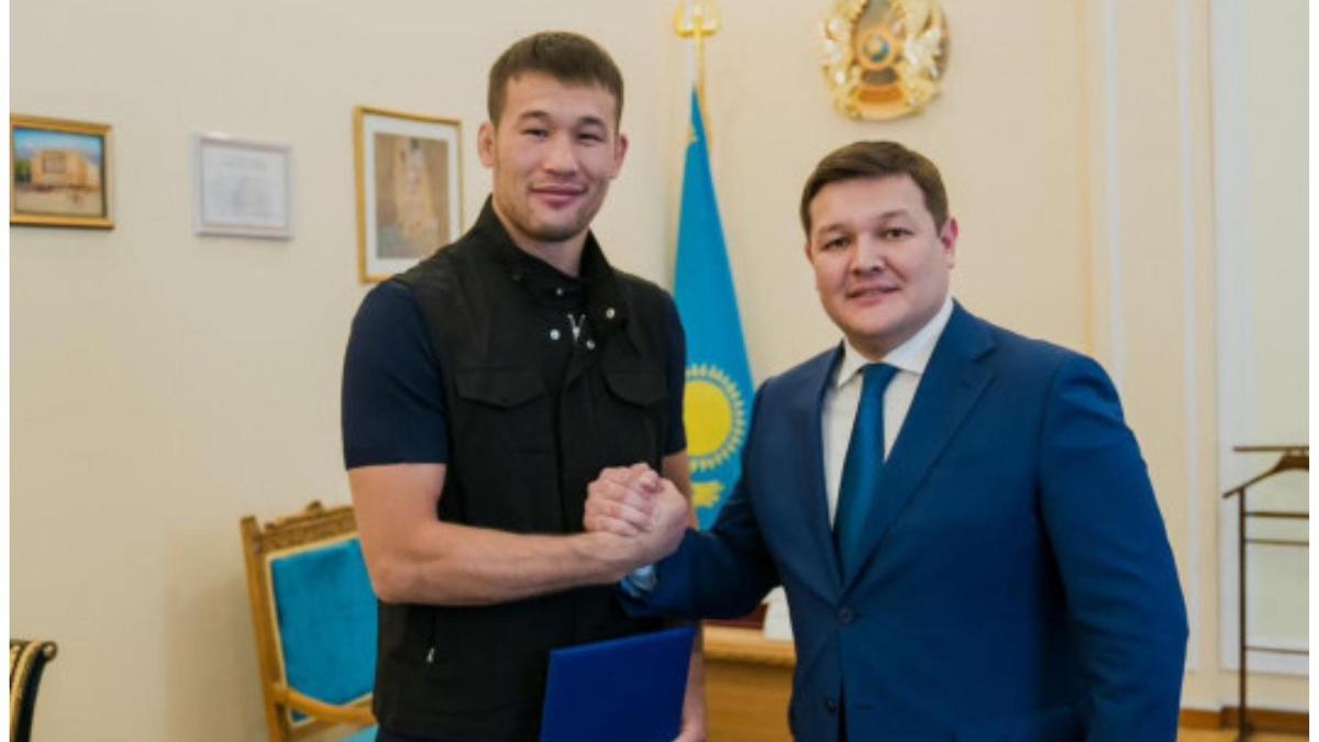 министр мен спортшы министр мен спортшы