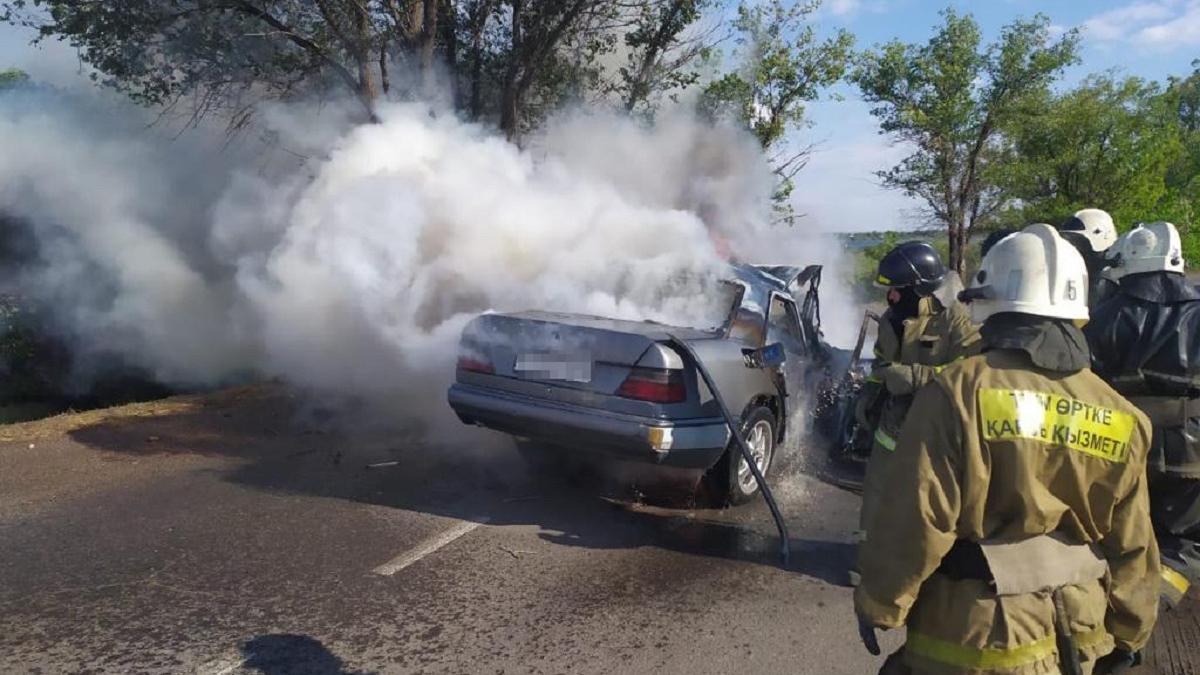 Горящий в Караганде автомобиль