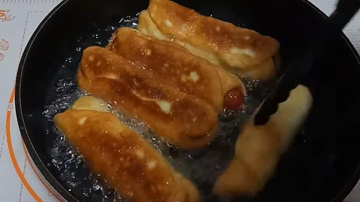 Обжаривание сосисок в масле на сковороде