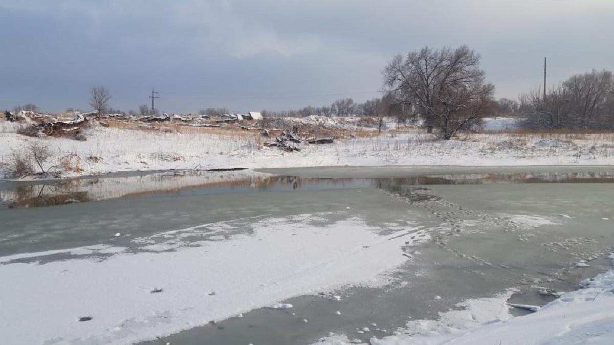 Река с неокрепшим на ней льдом