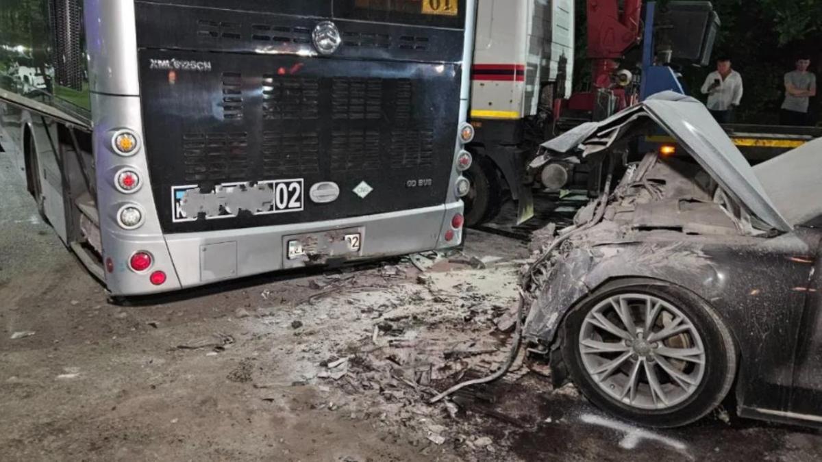Автомобили попали в аварию Автомобили попали в аварию