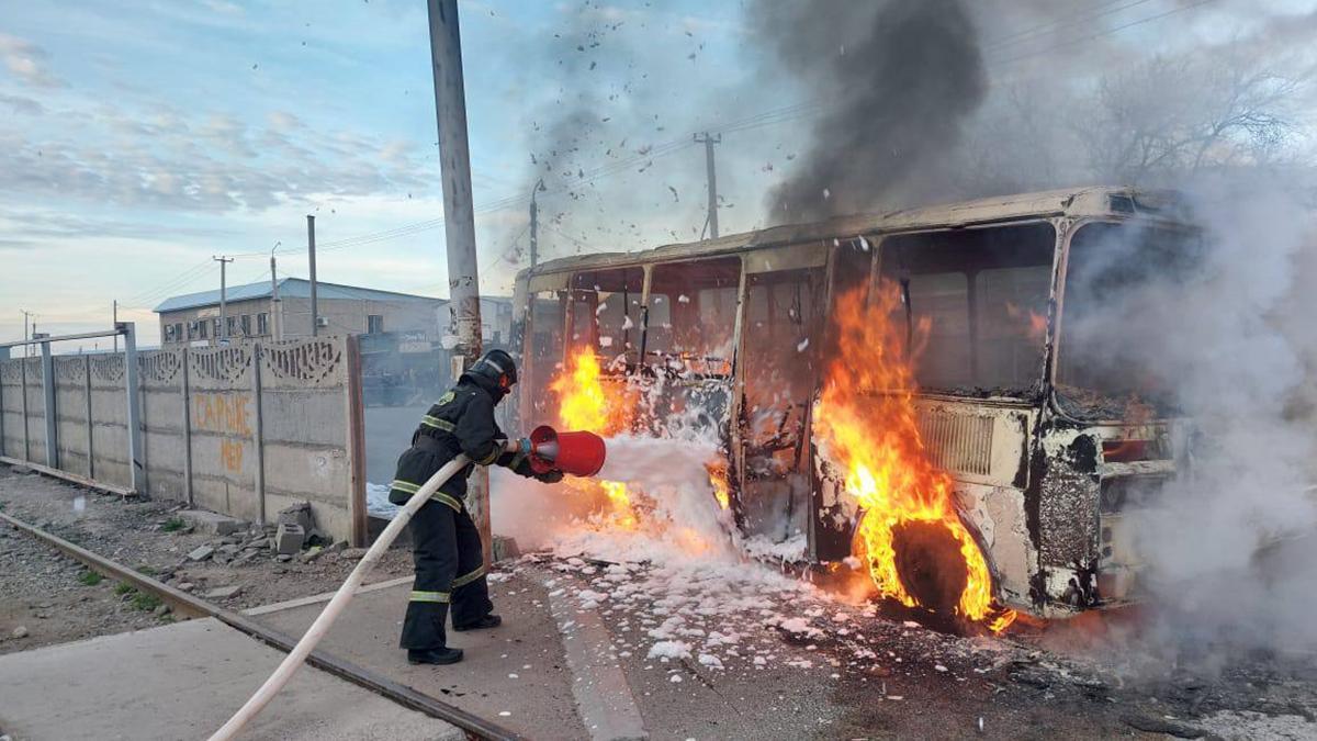 Өрт сөндіруші өртенген автобусты сөндіруде