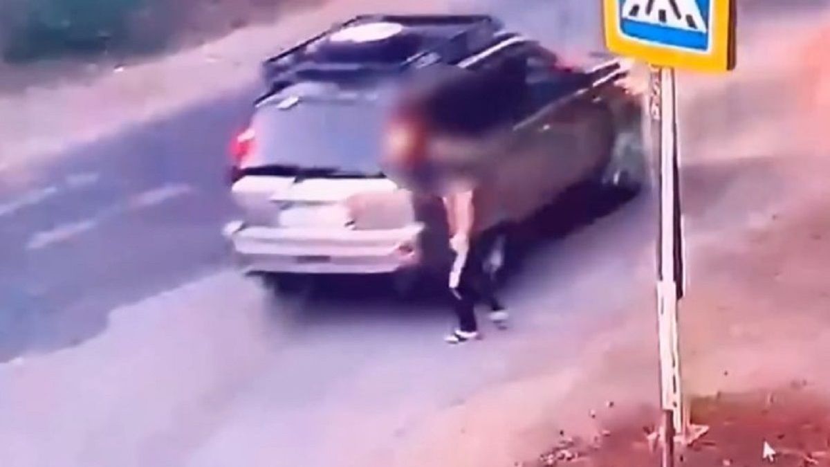 Мужчина переходит дорогу