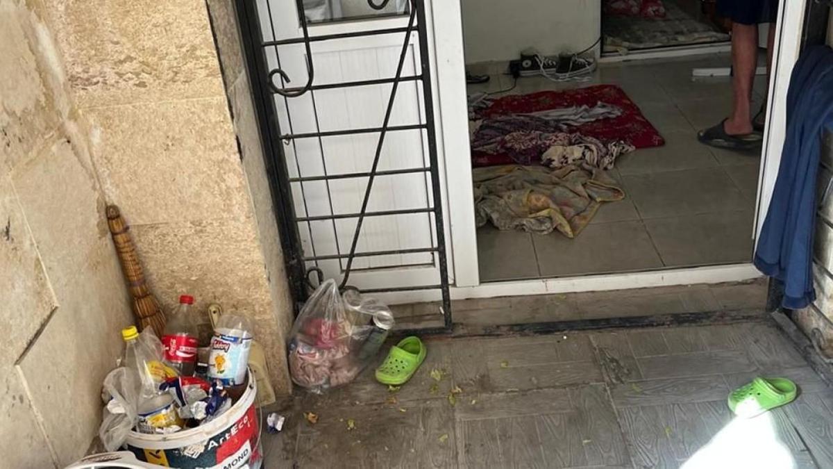 Мусор в общественном туалете в Актау