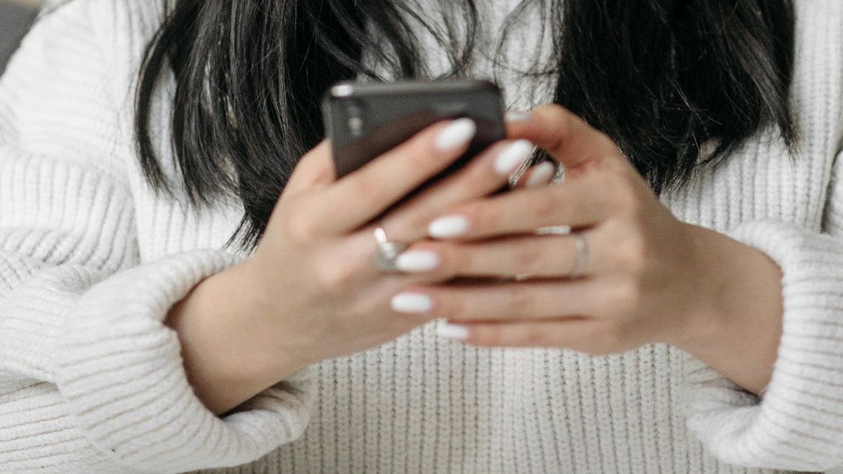 Женщина с телефоном