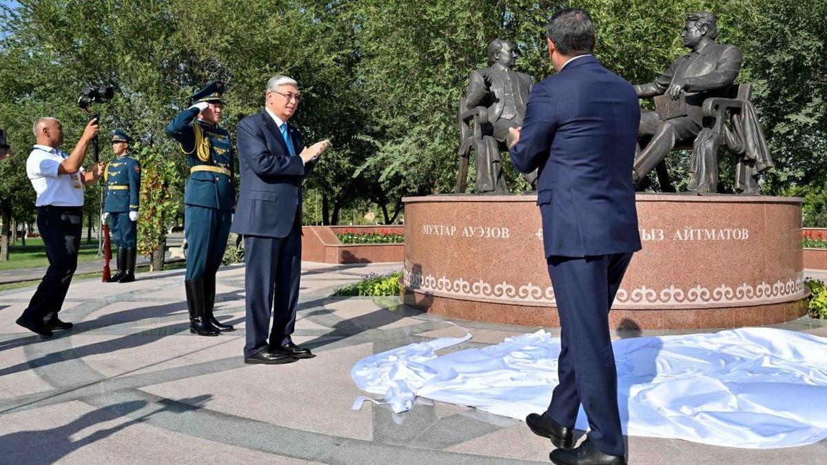 "Достықтың алтын көпірі" ескерткішінің ашылу рәсімі