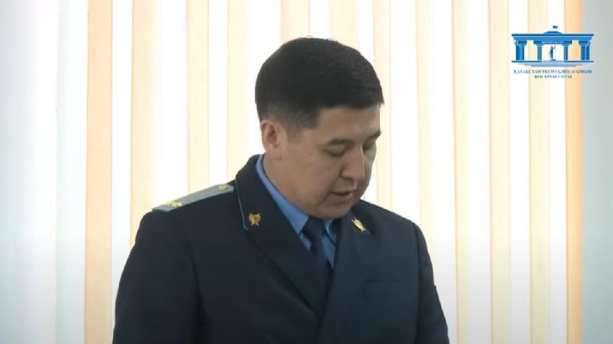 Шерзат Полаттың ісіне қатысты айыптау актісін оқып тұрған прокурор Шерзат Полаттың ісіне қатысты айыптау актісін оқып тұрған прокурор