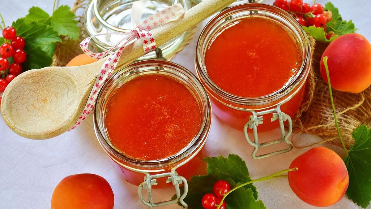 В банках на столе абрикосовый джем