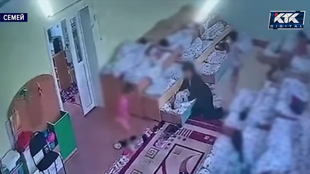 Воспитатель укладывает спать ребенка