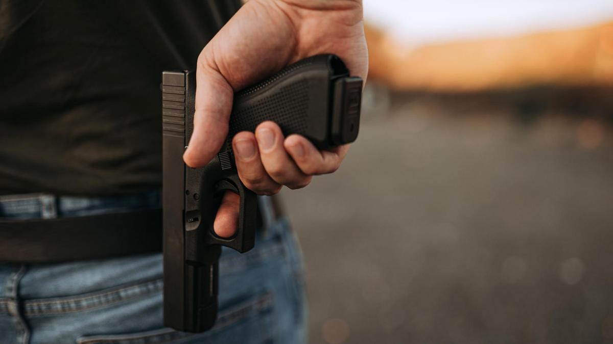 Мужчина держит пистолет в руке