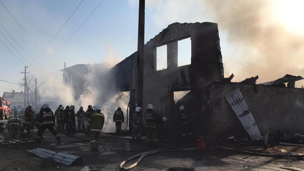 Пожар в автосервисе в Караганде