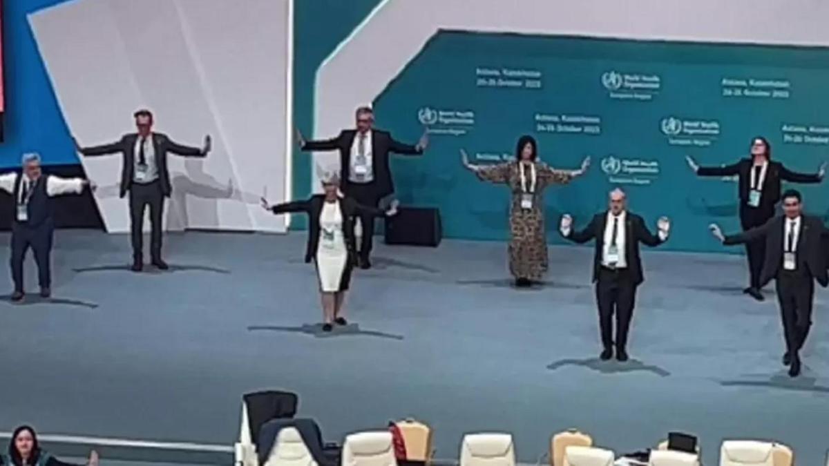 "Қара жорға" биін билеп жатқан ДДСҰ делегациясы "Қара жорға" биін билеп жатқан ДДСҰ делегациясы