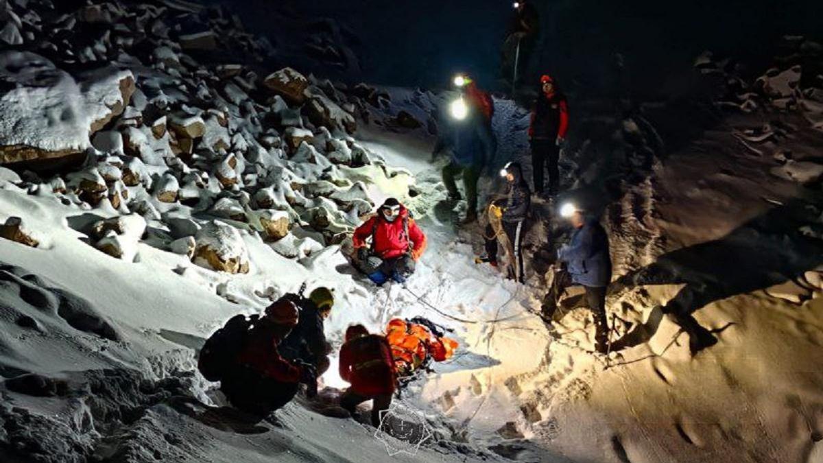 Спасатели транспортируют пострадавшую