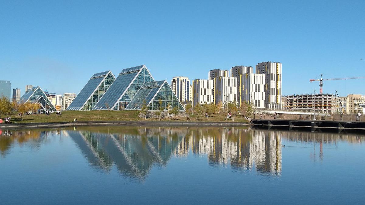 Современные здания в городе