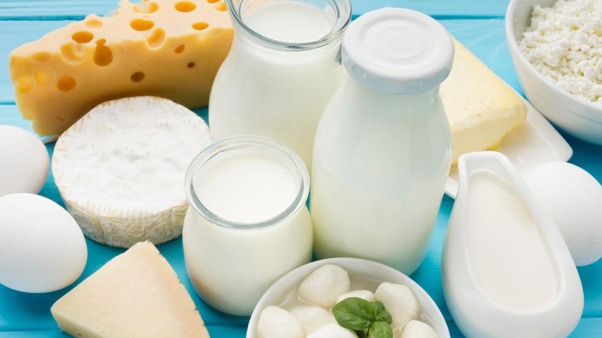 Молочные продукты лежат а столе