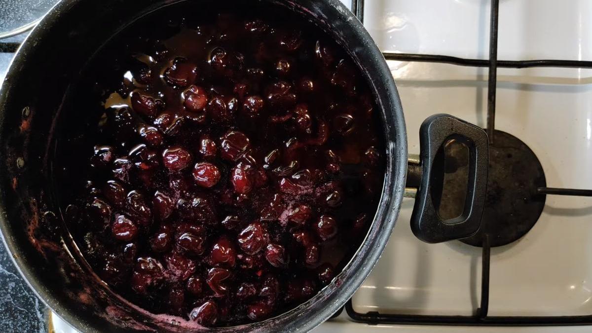 Свареное варенье из черешни