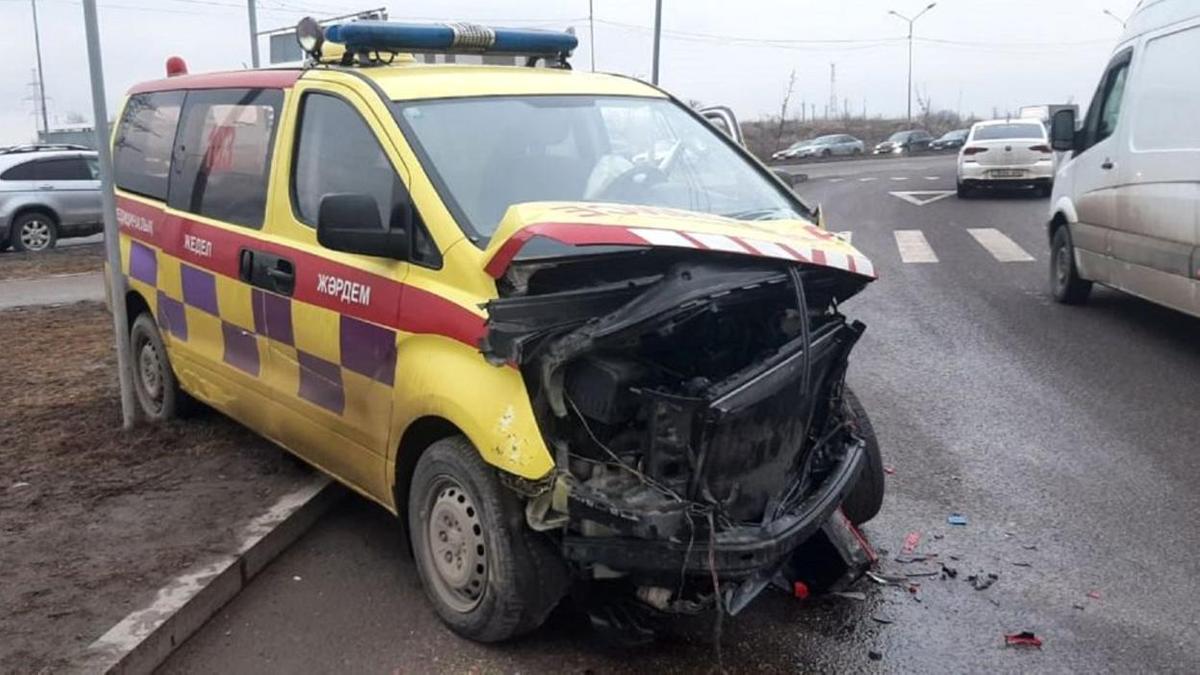 Поврежденная машина скорой помощи стоит на дороге