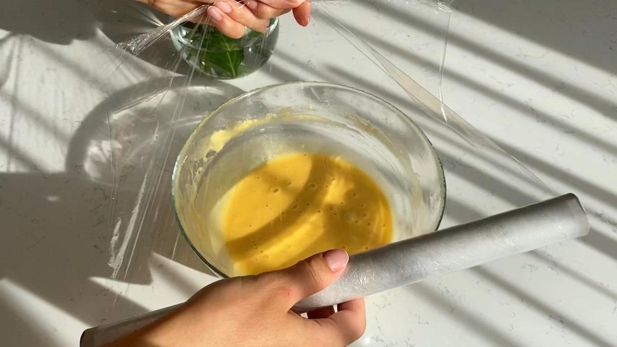 Тесто накрывают пленкой