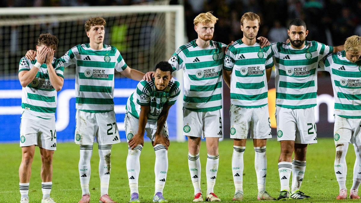 Футболисты "Селтика" в матче с "Кайратом"