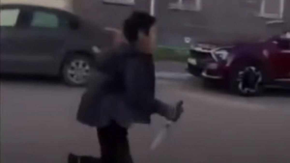 Ребенок с ножом