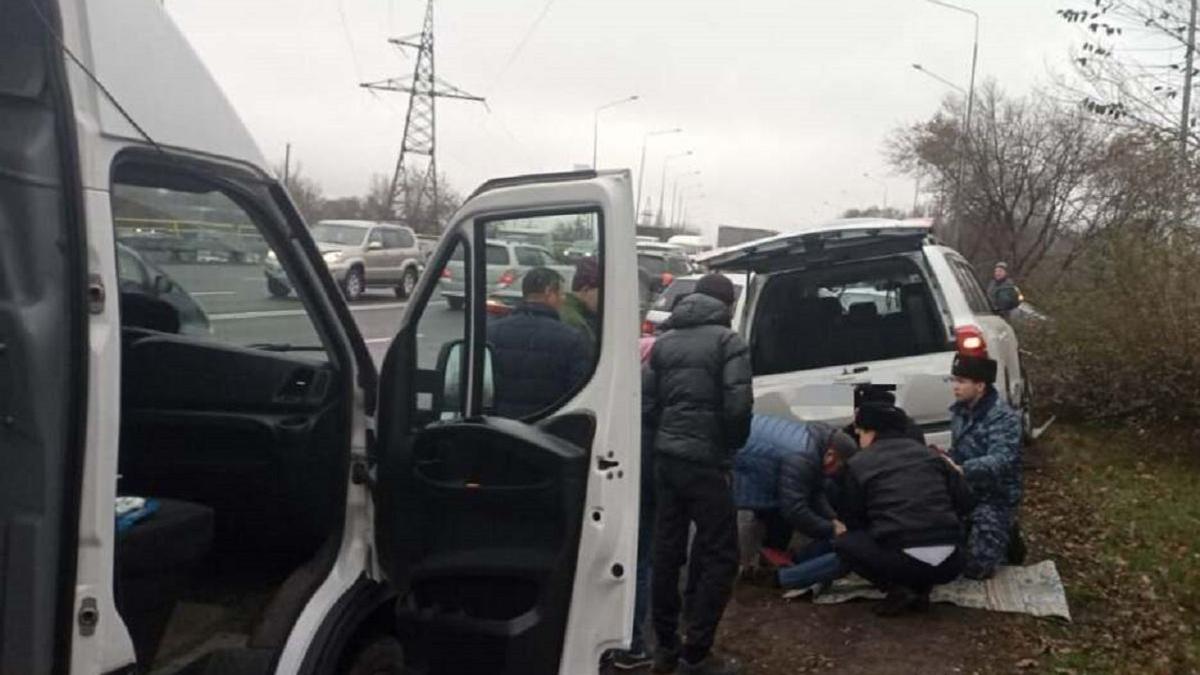 Полицейские помогают водителю