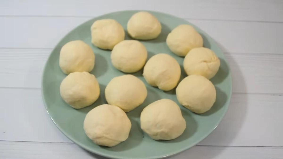 На тарелке порционные шарики теста
