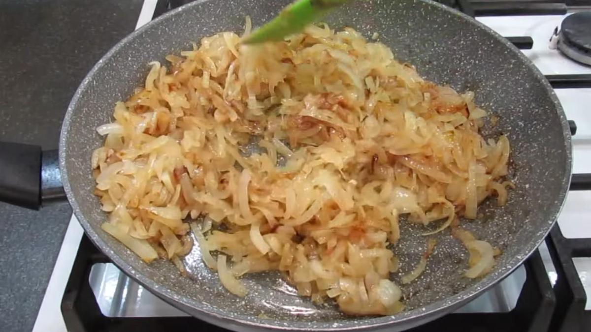 В сковороде лук