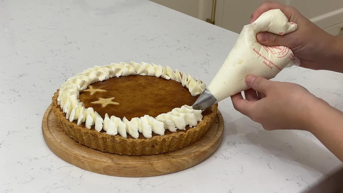На пирог высаживают крем из кондитерского мешка